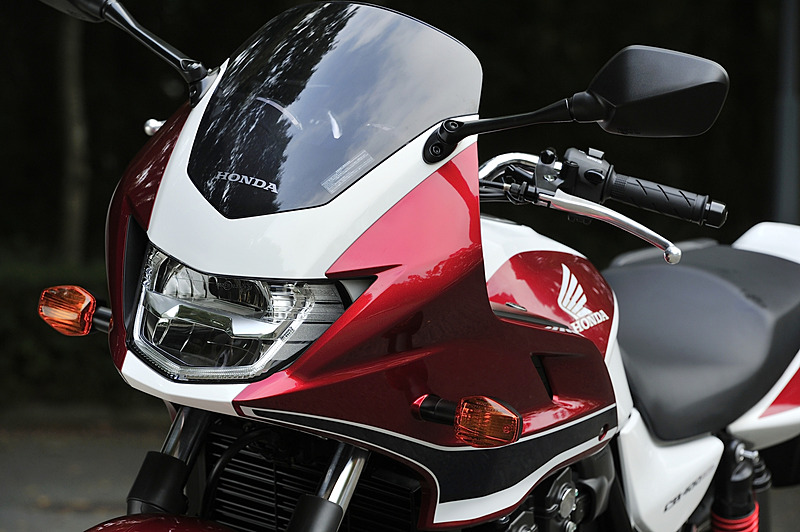 スーパーボルドールは防風効果が高いフロントカウル、角形のヘッドライトを装着