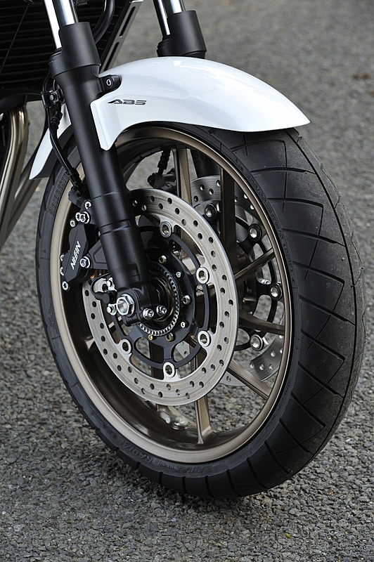 全車でABSを採用。タイヤサイズはフロントが120/60 ZR17、リアが160/60 ZR17