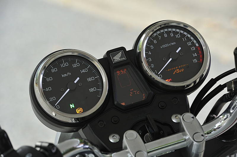 CB400 SUPER FOURのメーターパネル