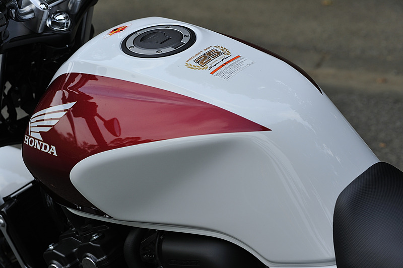 燃料タンク上面に「PROJECT BIG-1誕生25周年記念専用マーク」を装着