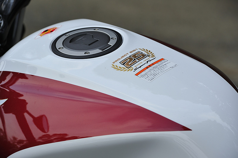 燃料タンク上面に「PROJECT BIG-1誕生25周年記念専用マーク」を装着