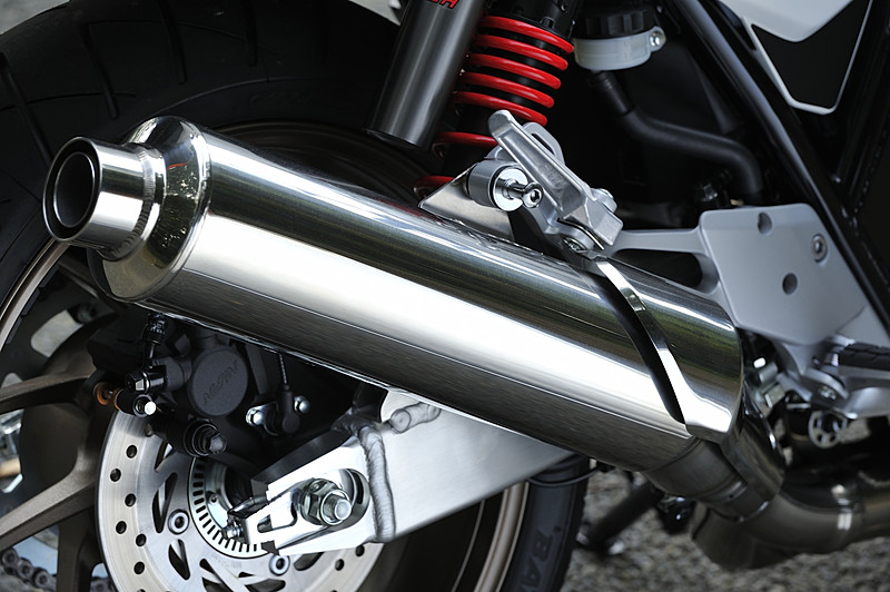 小型2室構造を採用したマフラーを新採用