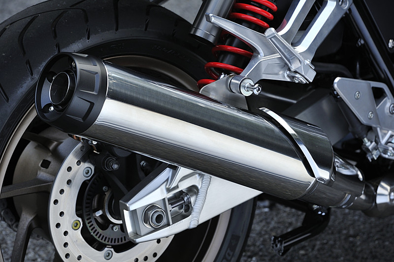 重厚な排気サウンドを実現する小型2室構造マフラー