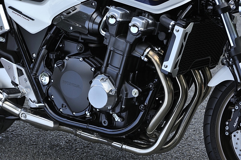 直列4気筒DOHC 1.3リッターの「SC54E」型エンジン。最高出力81Kw（110PS）/7250rpm、最大トルク118Nm（12.0kgm）/5500rpmを発生