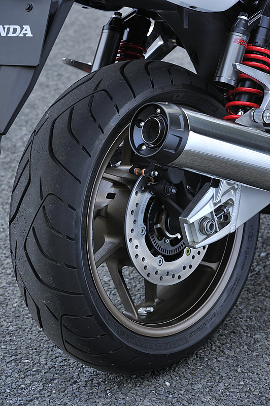 前後サスペンションのチューニングを変更。タイヤサイズはフロントが120/70 ZR17、リアが180/55 ZR17