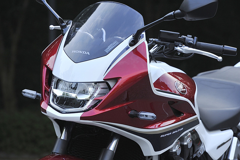 スーパーボルドールは角形ヘッドライトを採用。ウインカーは小型バータイプのLEDウインカーとなった