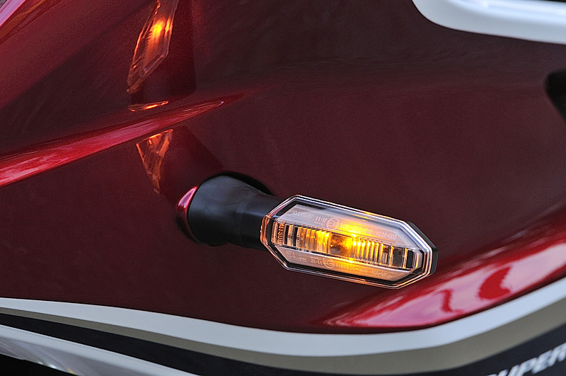 スーパーボルドールは角形ヘッドライトを採用。ウインカーは小型バータイプのLEDウインカーとなった