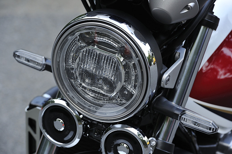 CB1300 SUPER FOURが装着する丸形LEDヘッドライトの点灯パターン