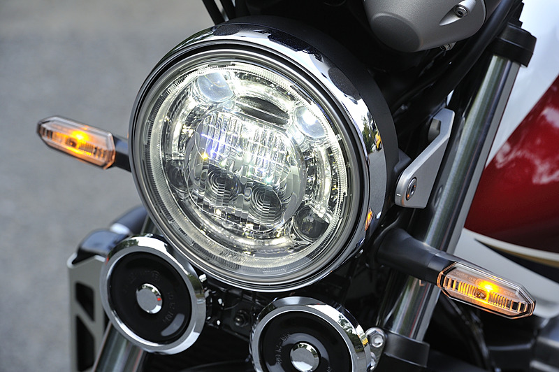 CB1300 SUPER FOURが装着する丸形LEDヘッドライトの点灯パターン