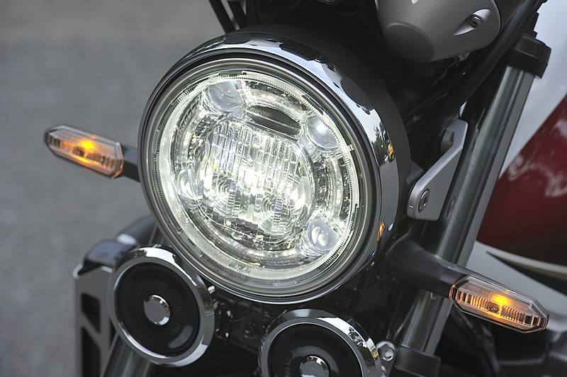 CB1300 SUPER FOURが装着する丸形LEDヘッドライトの点灯パターン