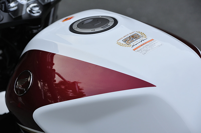 燃料タンク上面に「PROJECT BIG-1誕生25周年記念専用マーク」を装着