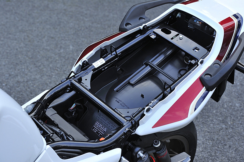 シート下の前方側に「別体式ETC車載器」、後方側に「アクセサリーソケット」を設定