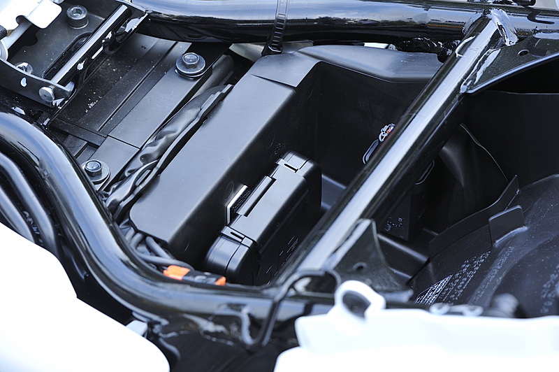 シート下の前方側に「別体式ETC車載器」、後方側に「アクセサリーソケット」を設定