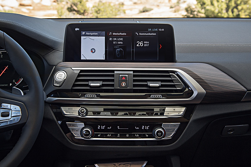 10.25インチのタッチパネル式コントロールディスプレイを備える「iDriveナビゲーション・システム」を標準装備