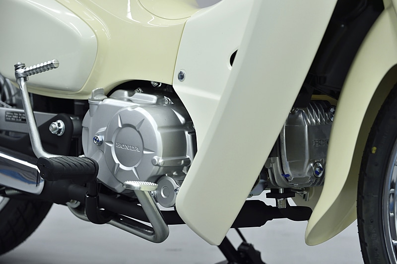 単気筒OHC 0.1リッター自然吸気の「JA10E」型エンジンは最高出力5.9kW（8PS）/7500rpm、最大トルク8.5Nm（0.87kgm）/5500rpmを発生