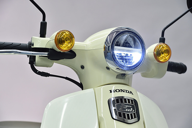 丸形LEDヘッドライトを採用