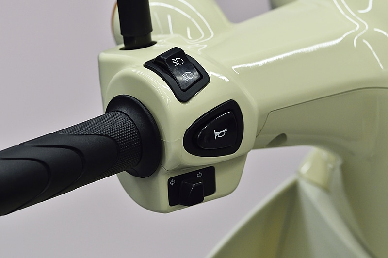 ハンドル周辺のスイッチ類やメーターパネル。LEDヘッドライトの採用でコンパクトなハンドルまわりを実現