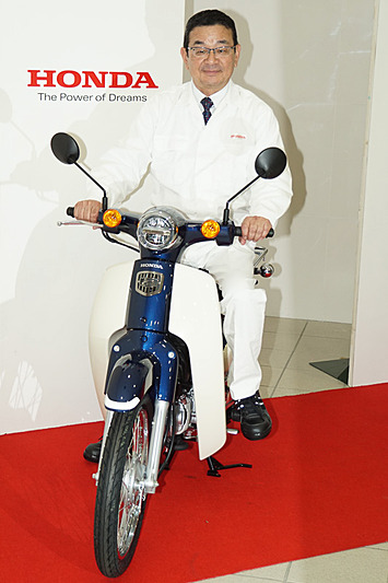 同日発表された「スーパーカブ」の新型モデルと本田技研工業株式会社 代表取締役社長 八郷隆弘氏