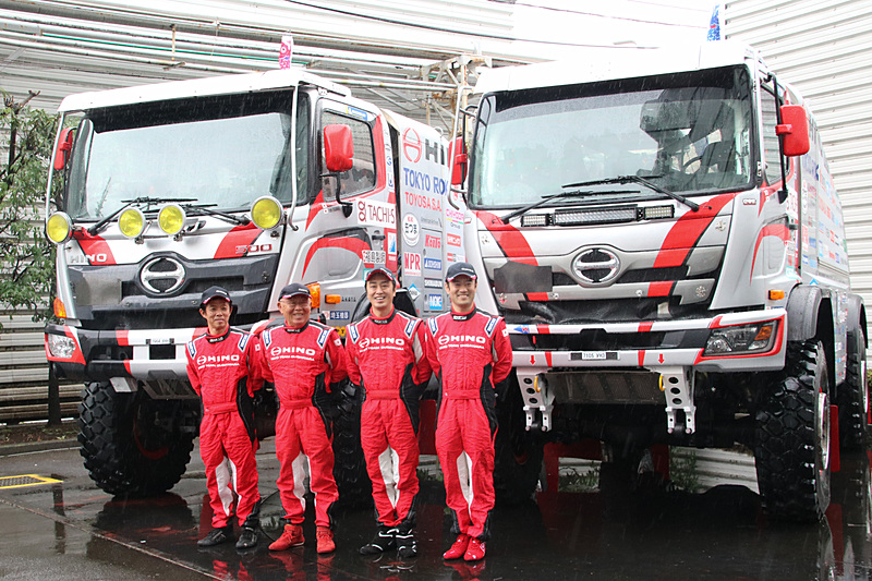 参戦する日野レンジャー2台は左が1号車、2号車。ドライバーとナビゲーターは、左から1号車ナビゲーターの羽村勝美氏、ドライバーの菅原義正氏、2号車ドライバーの菅原照仁氏、ナビゲーターの髙橋貢氏