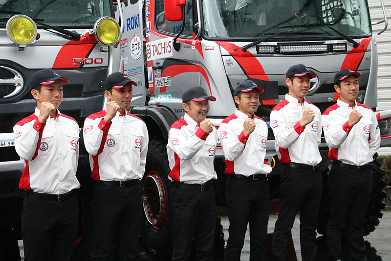 ラリーに同行するメカニック。販売会社から選ばれた4名も参加する