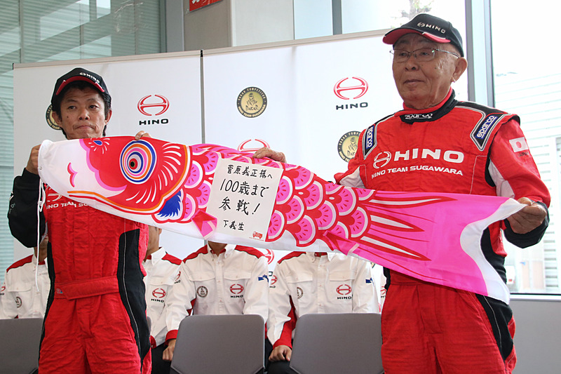 キャブ上に掲げる鯉のぼりが贈られた。1号車はピンク（左）、2号車はブルー（右）で、それぞれに下氏のメッセージが添えられている