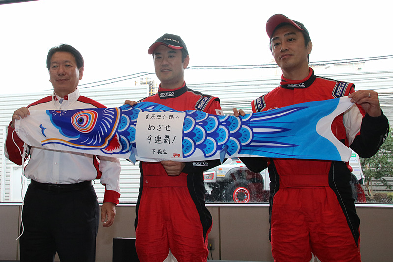 キャブ上に掲げる鯉のぼりが贈られた。1号車はピンク（左）、2号車はブルー（右）で、それぞれに下氏のメッセージが添えられている