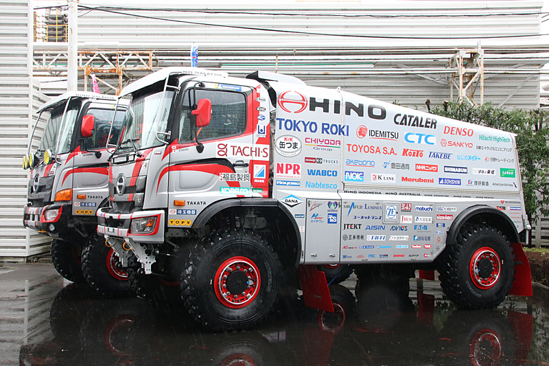 ボディ側面に数多くのスポンサーロゴがレイアウトされている