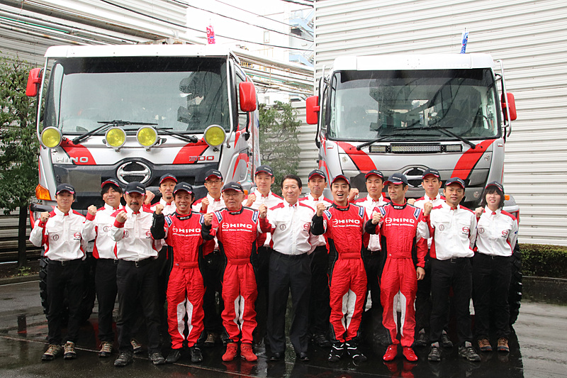 日野レンジャーの前で関係者がガッツポーズ