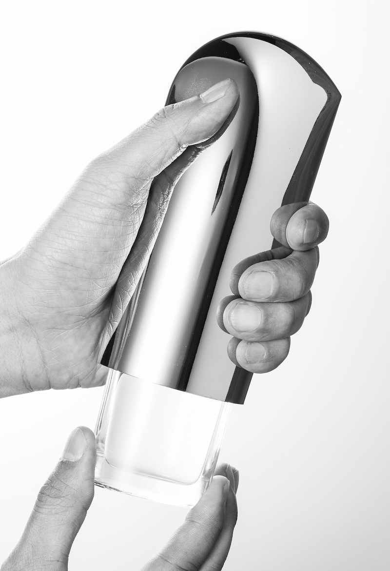 「削ぎ落とすことで、研ぎ澄まされた美に到達する」という日本の美意識から着想したボトルデザイン