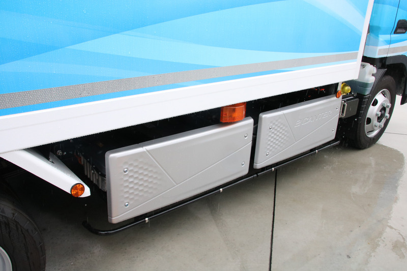 バッテリーはフレームの左右に2個ずつと、中央の運転席後方に上下2個の計6個。左右はカバーの内側にある