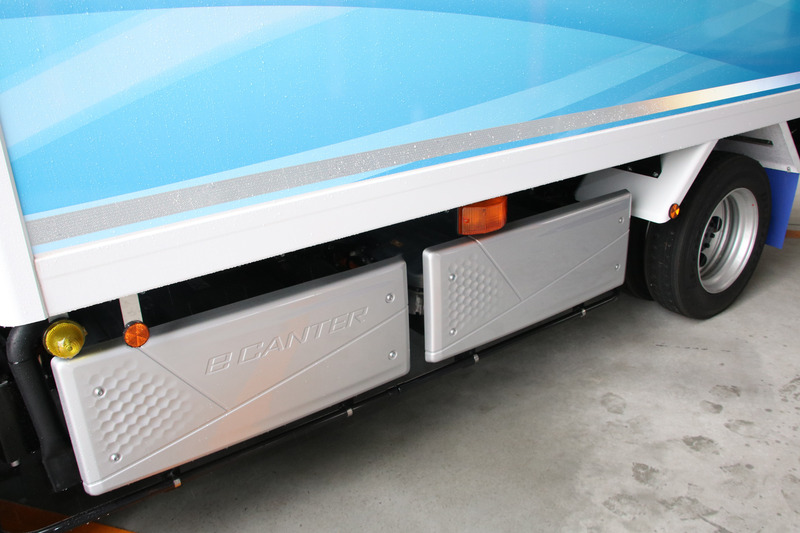 バッテリーはフレームの左右に2個ずつと、中央の運転席後方に上下2個の計6個。左右はカバーの内側にある