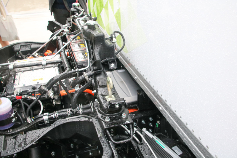 バッテリーはフレームの左右に2個ずつと、中央の運転席後方に上下2個の計6個。左右はカバーの内側にある