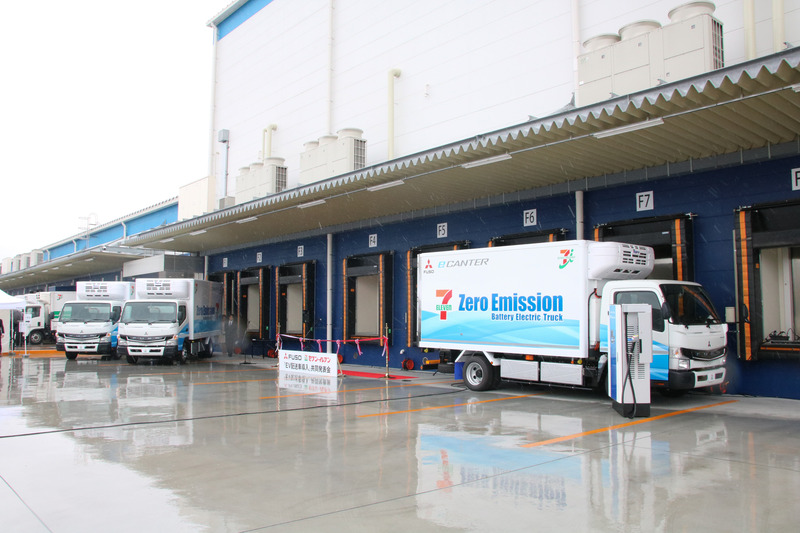 セブン-イレブンの日野センターで導入セレモニーが行なわれた