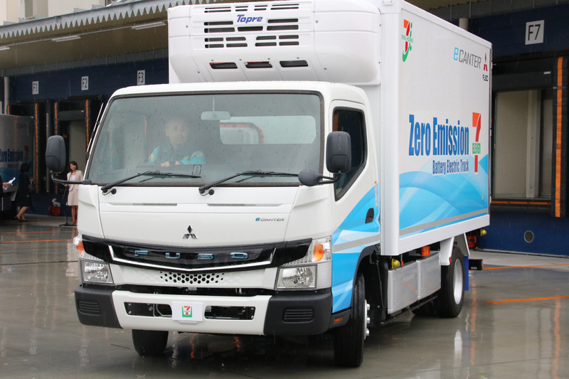 eCANTERが報道陣の前でデモ走行。静かに走り出す様子を披露した