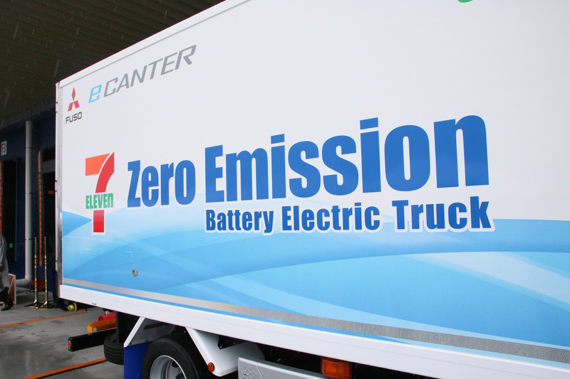 eCANTERが報道陣の前でデモ走行。静かに走り出す様子を披露した