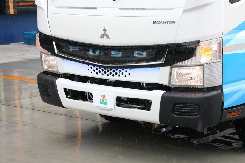 ヘッドライト点灯時。グリルもブルーでライトアップ