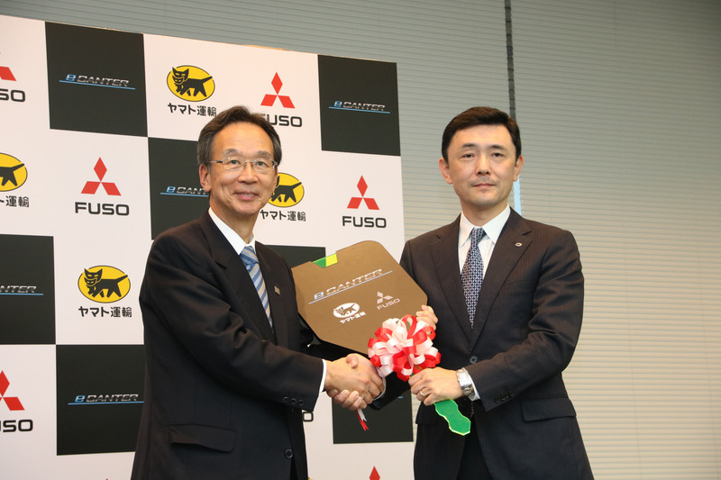 eCANTERのキーを持つ三菱ふそうトラック・バスの松永氏とヤマト運輸阿波氏