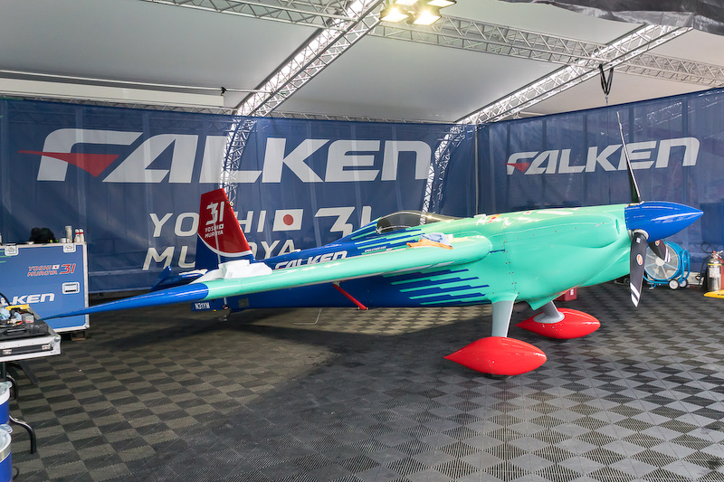 ハンガー内の室屋選手の機体「Edge 540 V3」