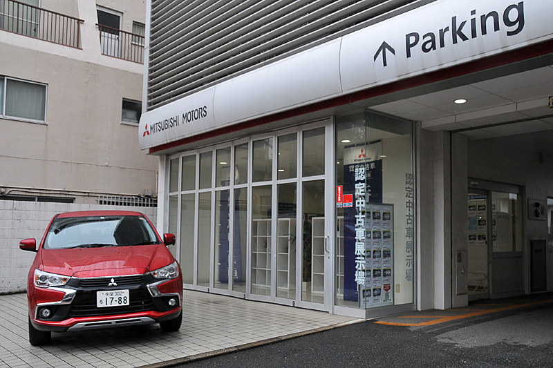 店舗の前にはデリカD：5と「アウトランダー」の特別仕様車「ACTIVE GEAR」や「RVR」が展示されていた