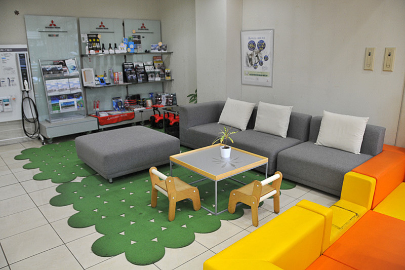 落ち着いた待ち合いスペースを多く設置