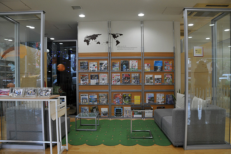 落ち着いた待ち合いスペースを多く設置