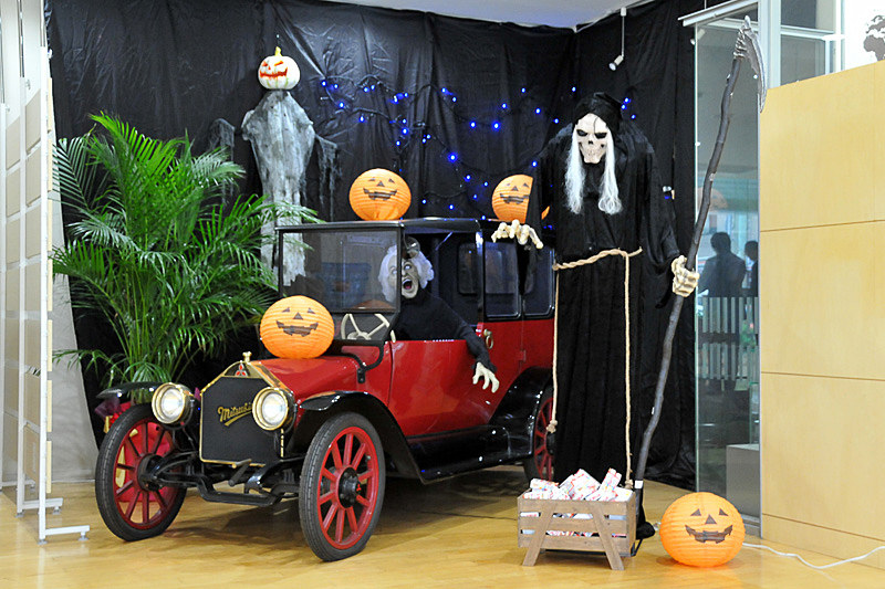 カウンターの横のスペースには、ハロウィンの飾り付けがされていた