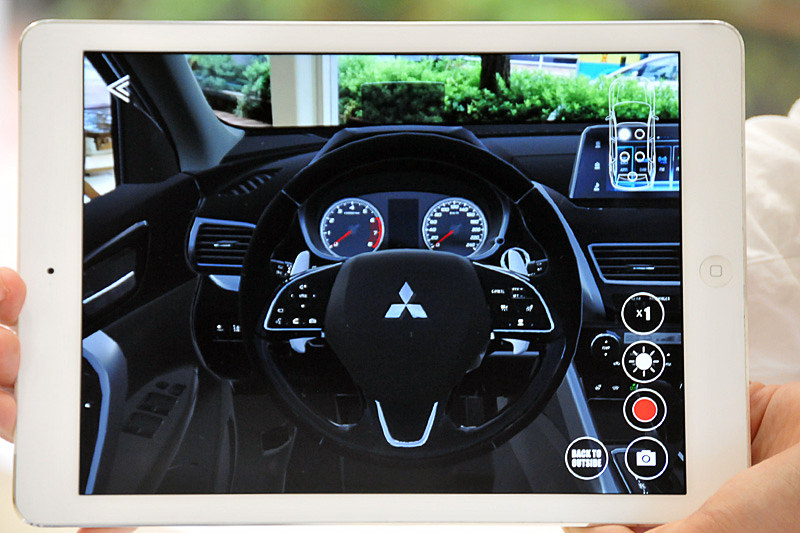 運転席に座るとハンドルとメーターが表示される。ARで体験できるエクリプス クロスは欧州仕様車とのことで、ハンドル位置は左だ