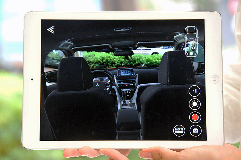 リアシートから見たインパネまわり