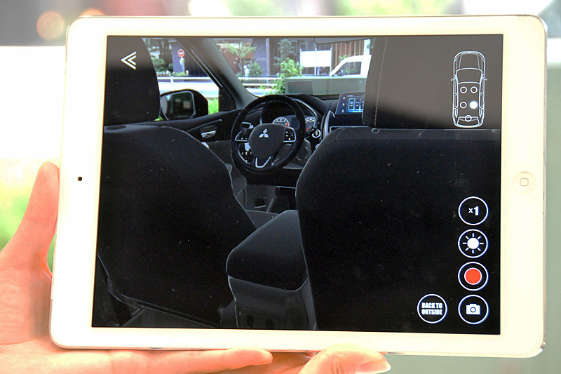 リアシートから運転席を見た様子