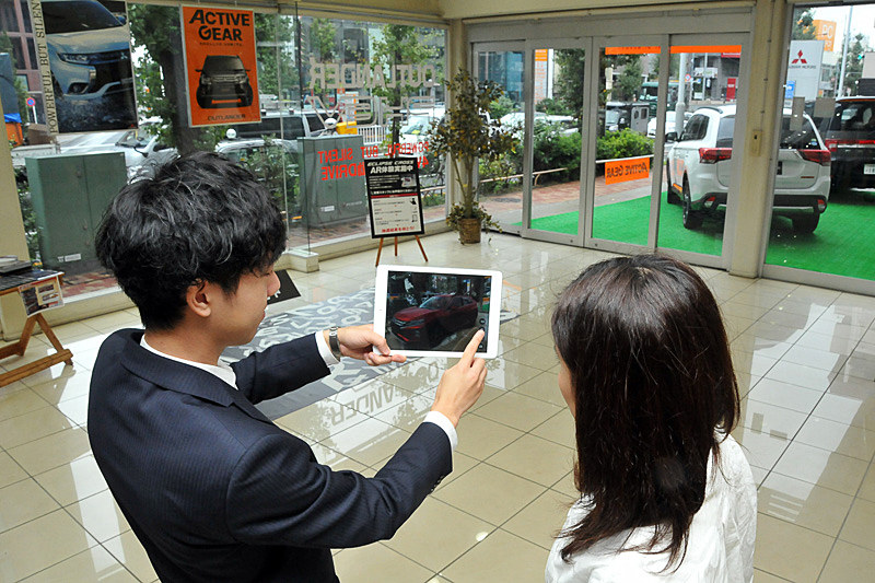 目黒店のスタッフの方にiPadの使い方を教えてもらう。と言っても難しい操作は必要なく、アプリを起動させて黒いシートにかざすだけでエクリプス クロスが現われる