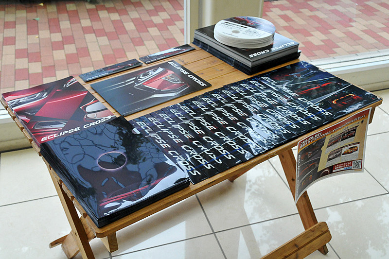 AR体験ができるスペースのそばには、エクリプス クロスに関する資料も置かれていた