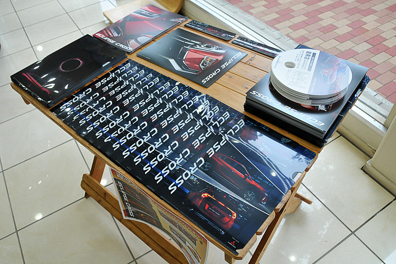 AR体験ができるスペースのそばには、エクリプス クロスに関する資料も置かれていた