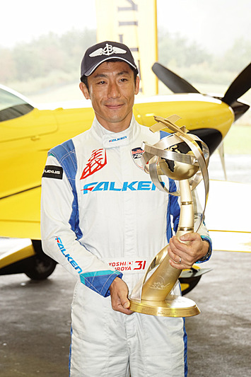 獲得トロフィとともに記念撮影