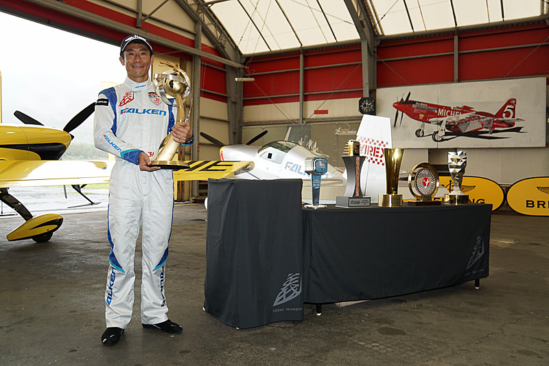 獲得トロフィとともに記念撮影